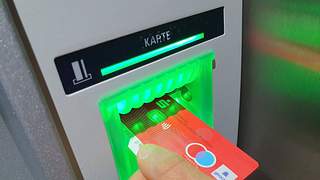 Tschüss EC-Karte! Große Veränderung beim Geldabheben - Foto: IMAGO / Eibner