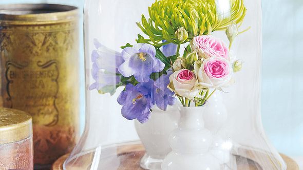 Glasglocke mit Blumen - Foto: DECO & STYLE EXPERTS