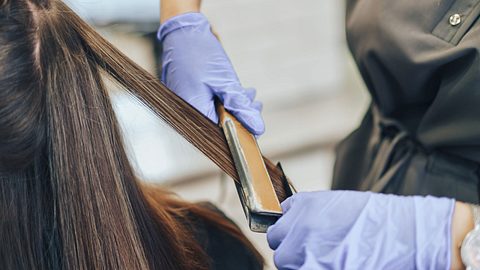 Glass Hair: Dieser superglatte Haartrend hat uns den Kopf verdreht! - Foto: Anastassiya Bezhekeneva/Getty Images (Themenbild)