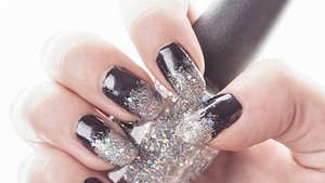 glitzer-nagellack-richtig-auftragen - Foto: Istock/powerofforever