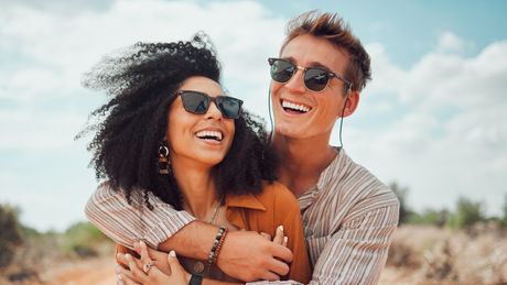 Glückliches Paar mit Sonnenbrillen - Foto: iStock/PeopleImages