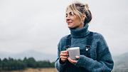 Frau trinkt eine Tasse Tee in der Natur - Foto: iStock/FreshSplash