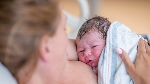 Neugeborenen wird die Glückshaube gleich entfernt - Foto: FatCamera/iStock