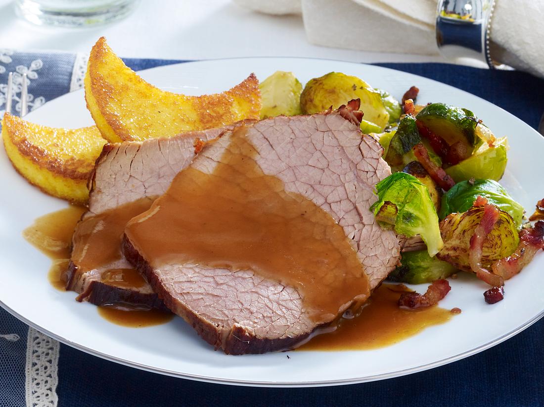 Glühweinbraten - Das festliche Rezept mit Polenta-Talern und Speck-Rosenkohl Glühweinbraten - Das festliche Rezept mit Polenta-Talern und Speck-Rosenkohl