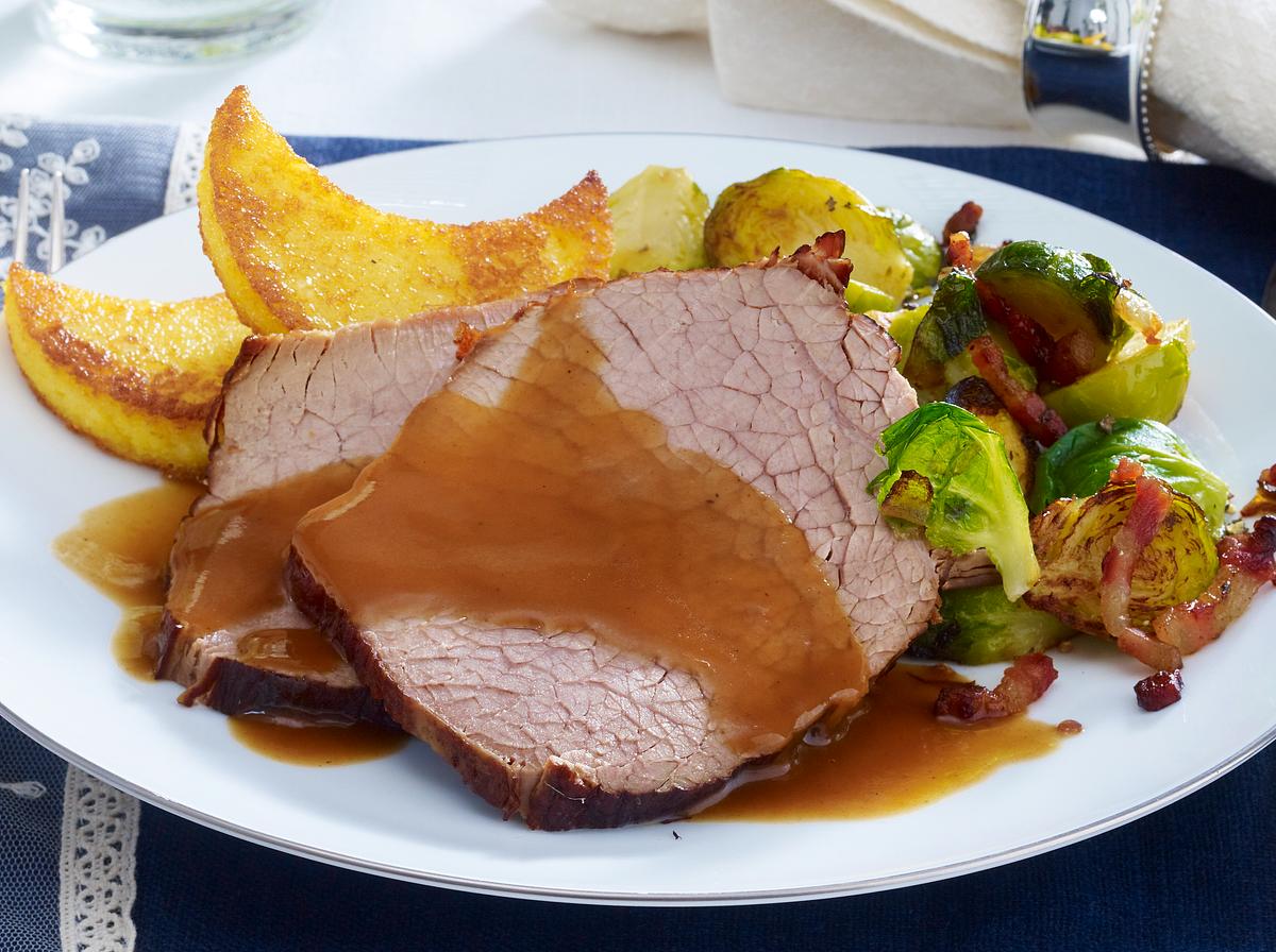 Glühweinbraten - Das festliche Rezept mit Polenta-Talern und Speck-Rosenkohl