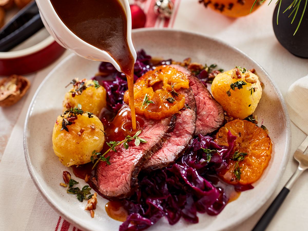 Glühweinbraten-Rezept mit Orangen, dazu Kartoffelknödel und Rotkohl