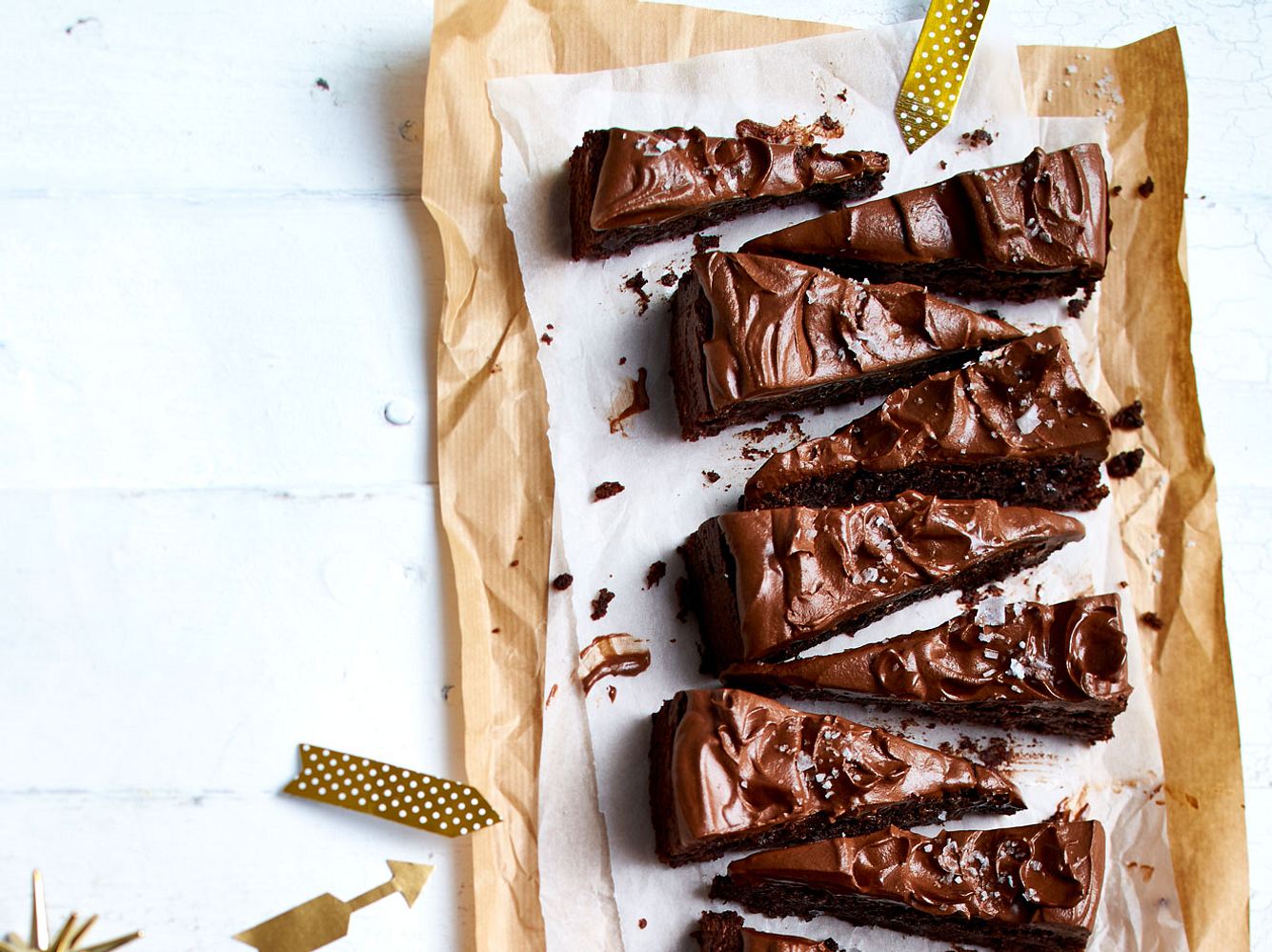Dieser glutenfreie Schokokuchen hat ein cremiges Topping mit Salzflocken.