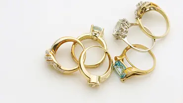 Goldschmuck reinigen: Diese genialen Hausmittel und Reinigungstipps bringen Gold zum Glänzen - Foto: cobalt/iStock Goldschmuck reinigen: Diese genialen Hausmittel und Reinigungstipps bringen Gold zum Glänzen - Foto: cobalt/iStock