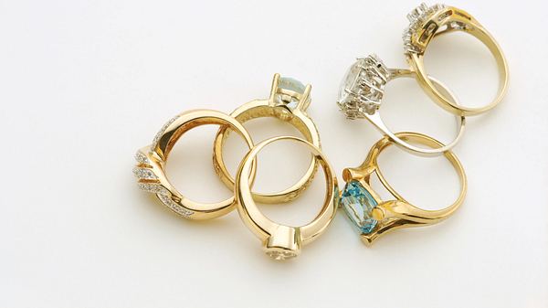 Goldschmuck reinigen: Diese genialen Hausmittel und Reinigungstipps bringen Gold zum Glänzen - Foto: cobalt/iStock