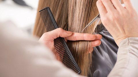 Einer Frau wird beim Frisur das Haar geschnitten.  - Foto: MilanMarkovic/iStock (Themenbild)