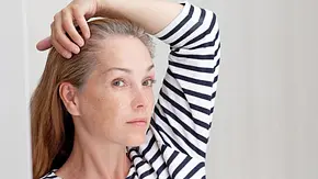 Graue Haare abdecken: Frau mit einem grauen Haaransatz - Foto: iStock / Tatiana Foxy Graue Haare abdecken: Frau mit einem grauen Haaransatz - Foto: iStock / Tatiana Foxy