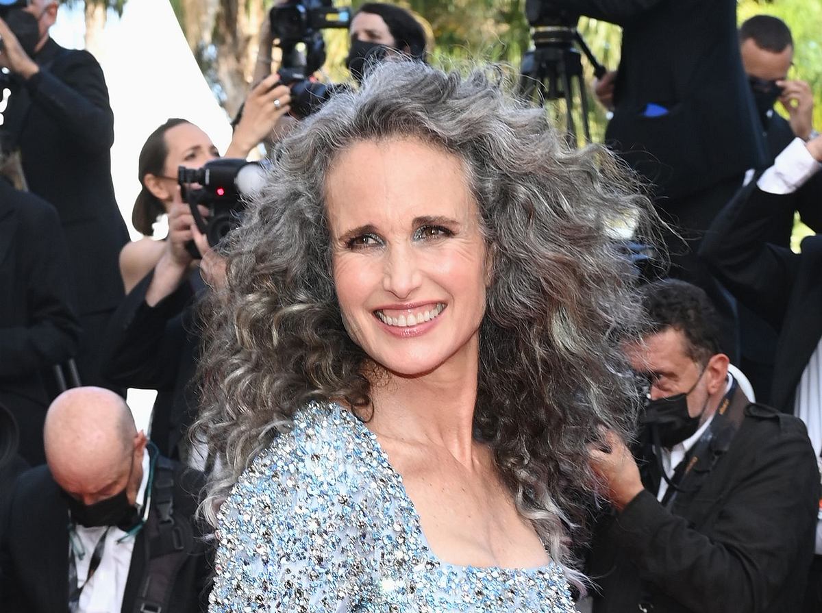 Andie MacDowell setzt schon viele Jahre auf ihre natürliche graue Haarfarbe.