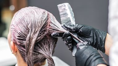 Graue Haare färben: Die besten Tipps - Foto: iStock/okskukuruza