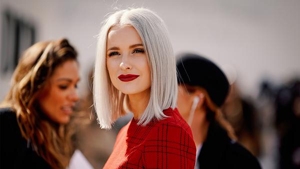 Graue Haare mit 20 - Foto: Getty Images/ Edward Berthelot