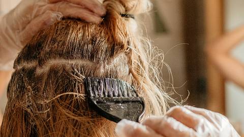 Graue Haare mit Henna färben: Geht das? - Foto: Getty Images/ SimonSkafar