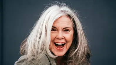 Frau mit grauen Haaren, lächelnd - Foto: iStock / kate_sept2004
