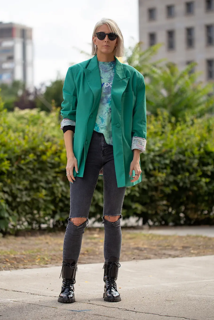 Graue Jeans mit bunten Farben kombinieren Graue Jeans mit bunten Farben kombinieren.