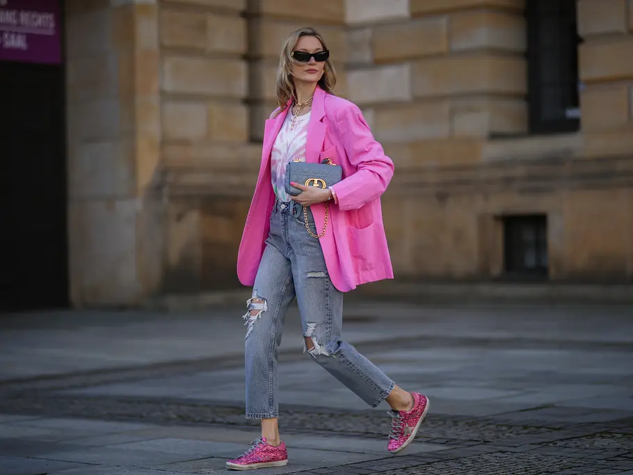 Graue Jeans mit Knallpink kombinieren. Graue destroyed Jeans für einen Knalleffekt mit Knallpink kombinieren.
