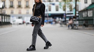 Für einen starken Auftritt: Graue Jeans mit schwarz kombinieren. - Foto: Edward Berthelot / Getty Images