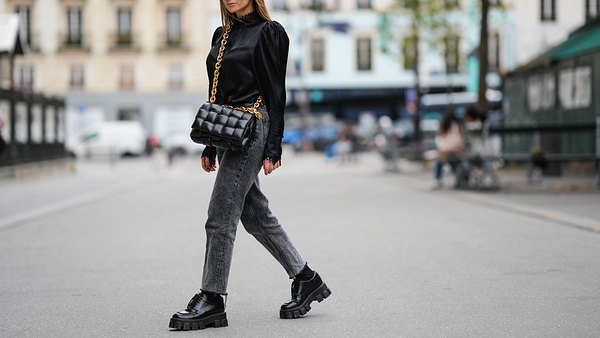 Für einen starken Auftritt: Graue Jeans mit schwarz kombinieren. - Foto: Edward Berthelot / Getty Images