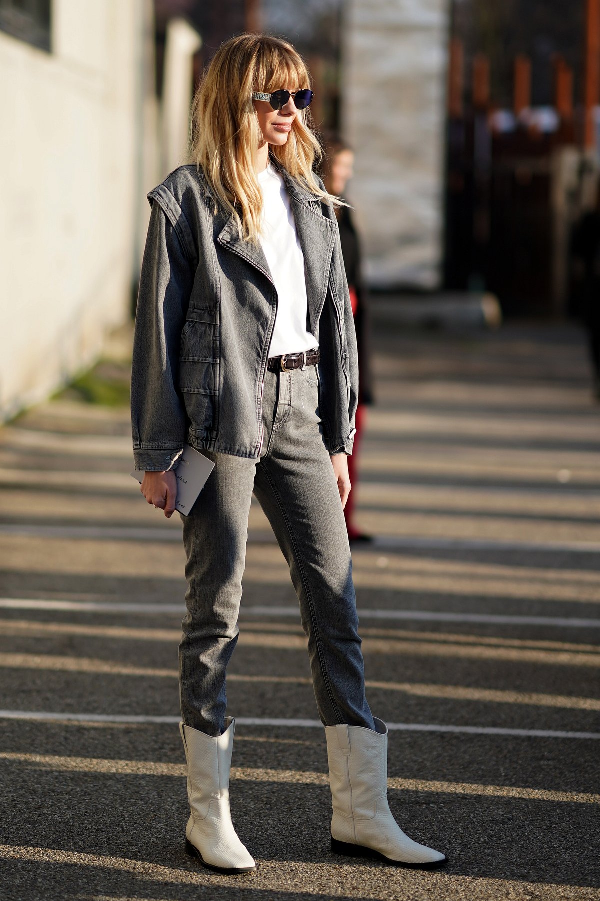 Graue Jeans und cremefarbene Cowboyboots sind ein perfect match!