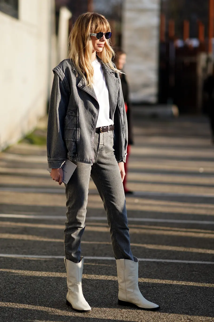 Graue Jeans und cremefarbene Cowboyboots Graue Jeans und cremefarbene Cowboyboots sind ein perfect match!