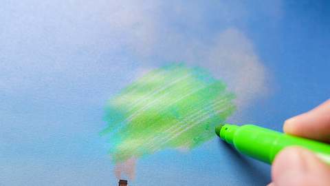 Emissionen eines Kraftwerks werden mit grünem Stift übermalt (Themenbild) - Foto: Tanaonte/iStock