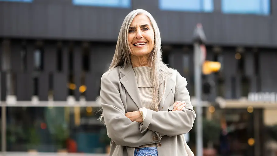 Grey Blending: Frau mit grauen Haaren Grey Blending