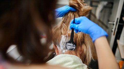 Grey Blending: Mehr Natürlichkeit! Wissenswertes rund um den Frisurentrend für graue Haare - Foto: vgajic/Getty Images (Themenbild)