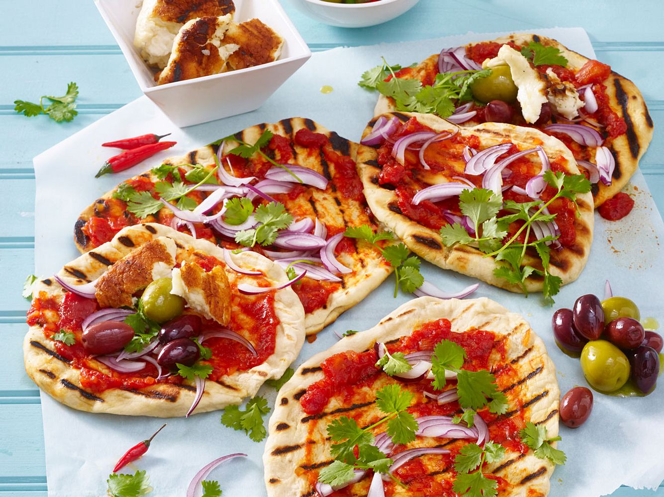 Dieses Grillbrot-Rezept verdankt seinen Pep Tomaten und Zwiebeln.