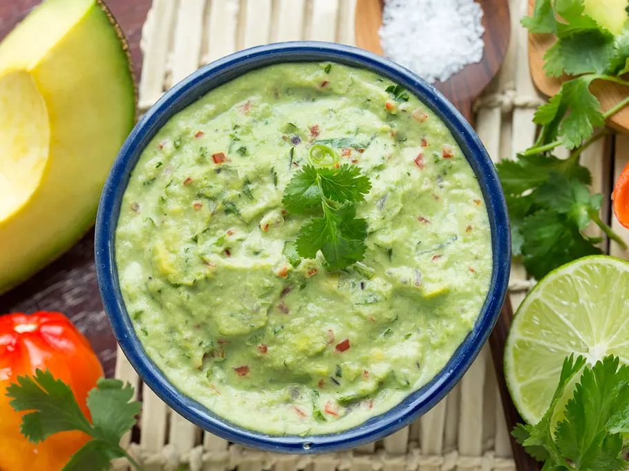 Guacamole mal anders: Durch Frischkäse wird die Grillsauce leichter.