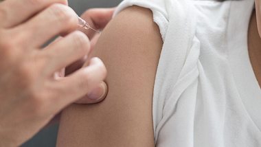 Junge Frau lässt sich gegen Grippe impfen - Foto: Pornpak Khunatorn / iStock