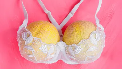 Größere Brüste ohne OP dank Östrogen? Das solltest du über die hormonelle Brustvergrößerung wissen - Foto: grinvalds/iStock