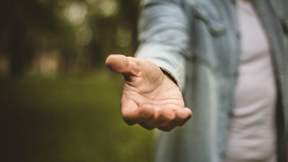 Große Hände bei Männern: Diese Bedeutung hat es für sein bestes Stück - Foto: Mladen Zivkovic/iStock