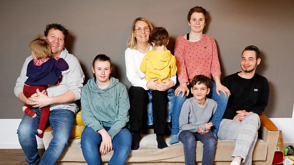 Beim Ehepaar Lederer finden sechs Kinder, die nicht bei ihren Eltern sein können, ein liebevolles Zuhause... - Foto: Sybill Schneider für auf einen Blick