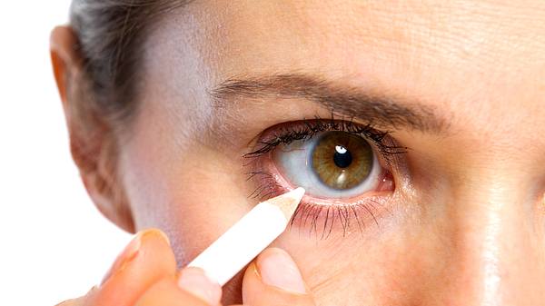 Große Augen schminken mit weißem Kajal - Foto: CentralITAlliance / iStock