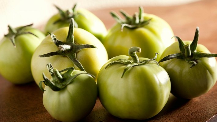 Grüne Tomaten auf einem Tisch - Foto: duckycards/iStock