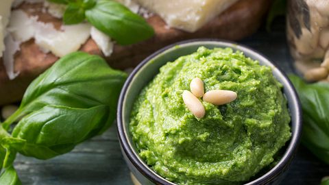 Das Basilikum-Pesto Rezept ist leicht nachgekocht. - Foto: iStock/egal