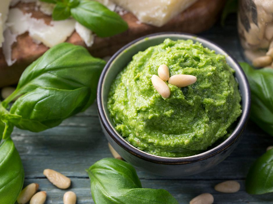 Einfaches Basilikum-Pesto Rezept zum selber machen | Wunderweib