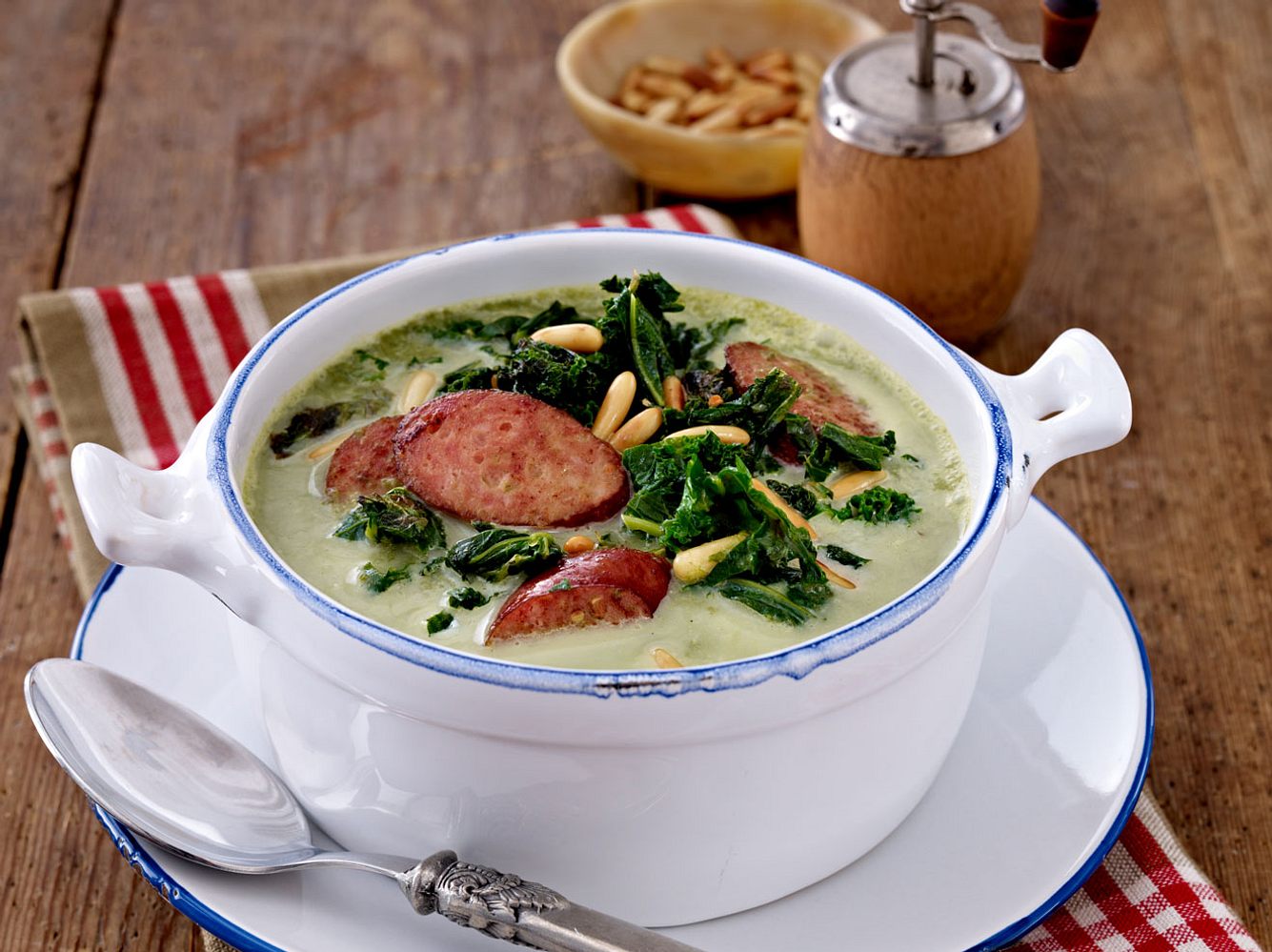 Du isst gerne cremige Suppen und Grünkohl? Dann wirst du diesen Eintopf lieben.