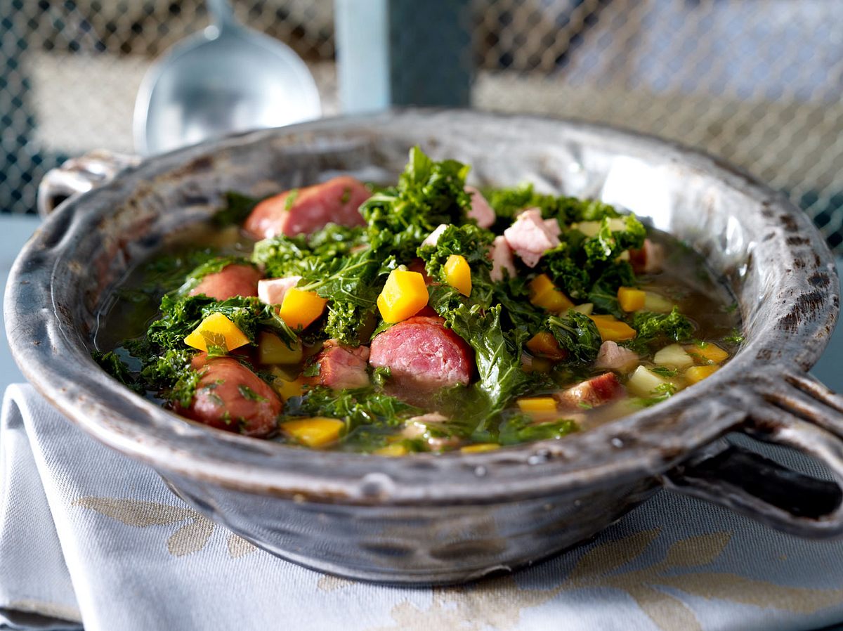 Dieses Rezept macht aus dem Klassiker mit Kassler und Kartoffeln einen Grünkohleintopf.