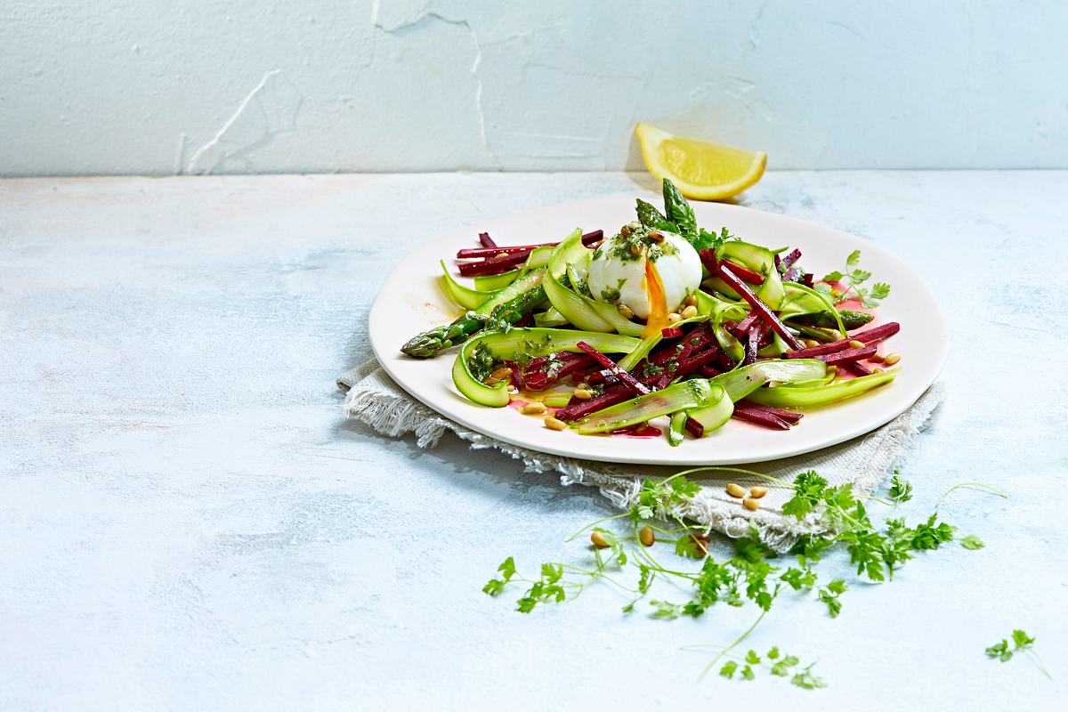 Grüner Spargel-Salat mit wachsweichem Ei