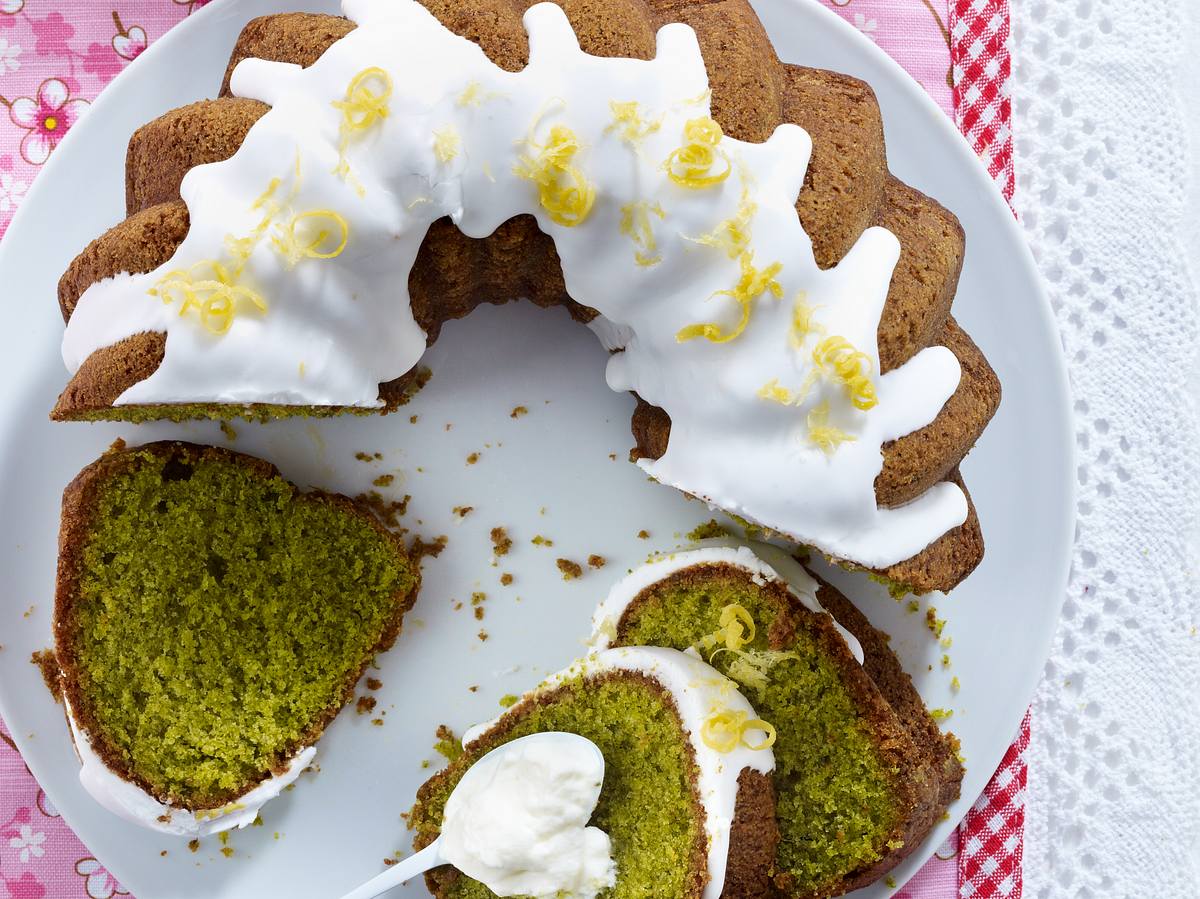 Grüner Zitronen-Napfkuchen: Saftig dank Spinat