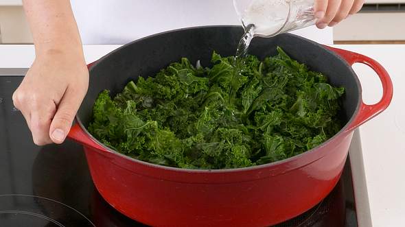 Grünkohl kochen: So bereitest du das Gemüse richtig zu - Foto: Food & Foto