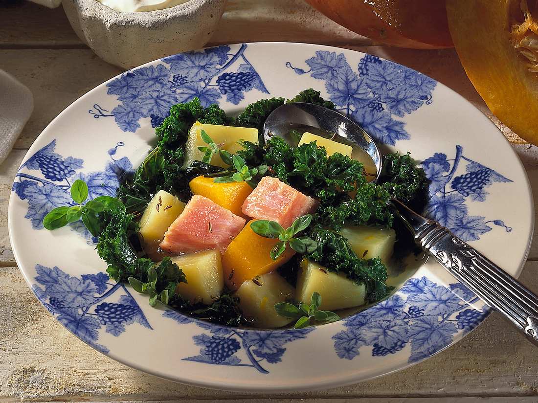 Grünkohleintopf mit Kartoffeln, Kürbis und Speck Grünkohleintopf mit Kartoffeln, Kürbis und Speck