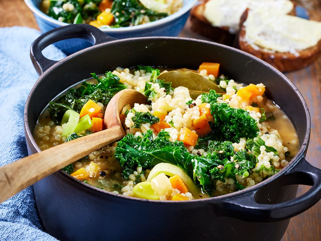 Grünkohleintopf - Vegetarisch mit Graupen, Möhren und Porree Grünkohleintopf - Vegetarisch mit Graupen, Möhren und Porree