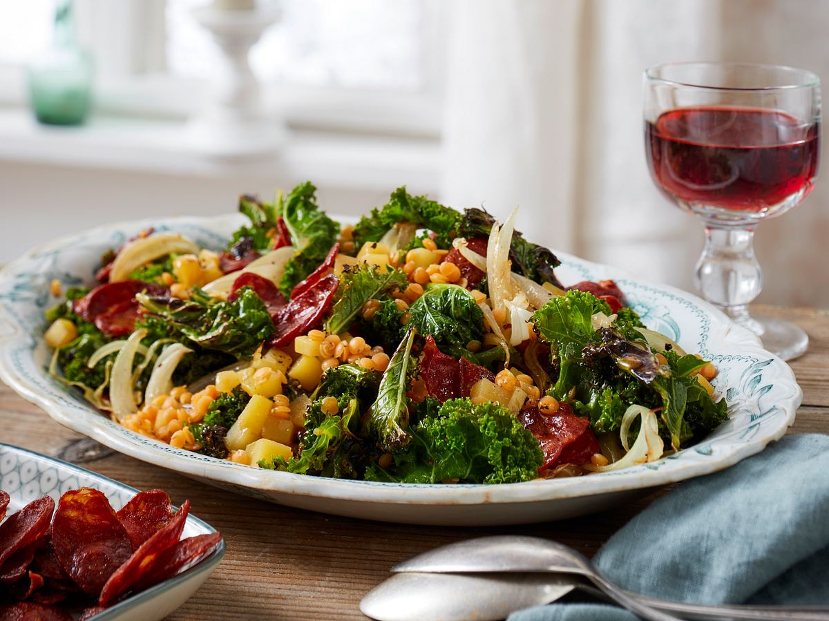 Grünkohlsalat mit Kartoffel-Dressing und Chorizo Chips