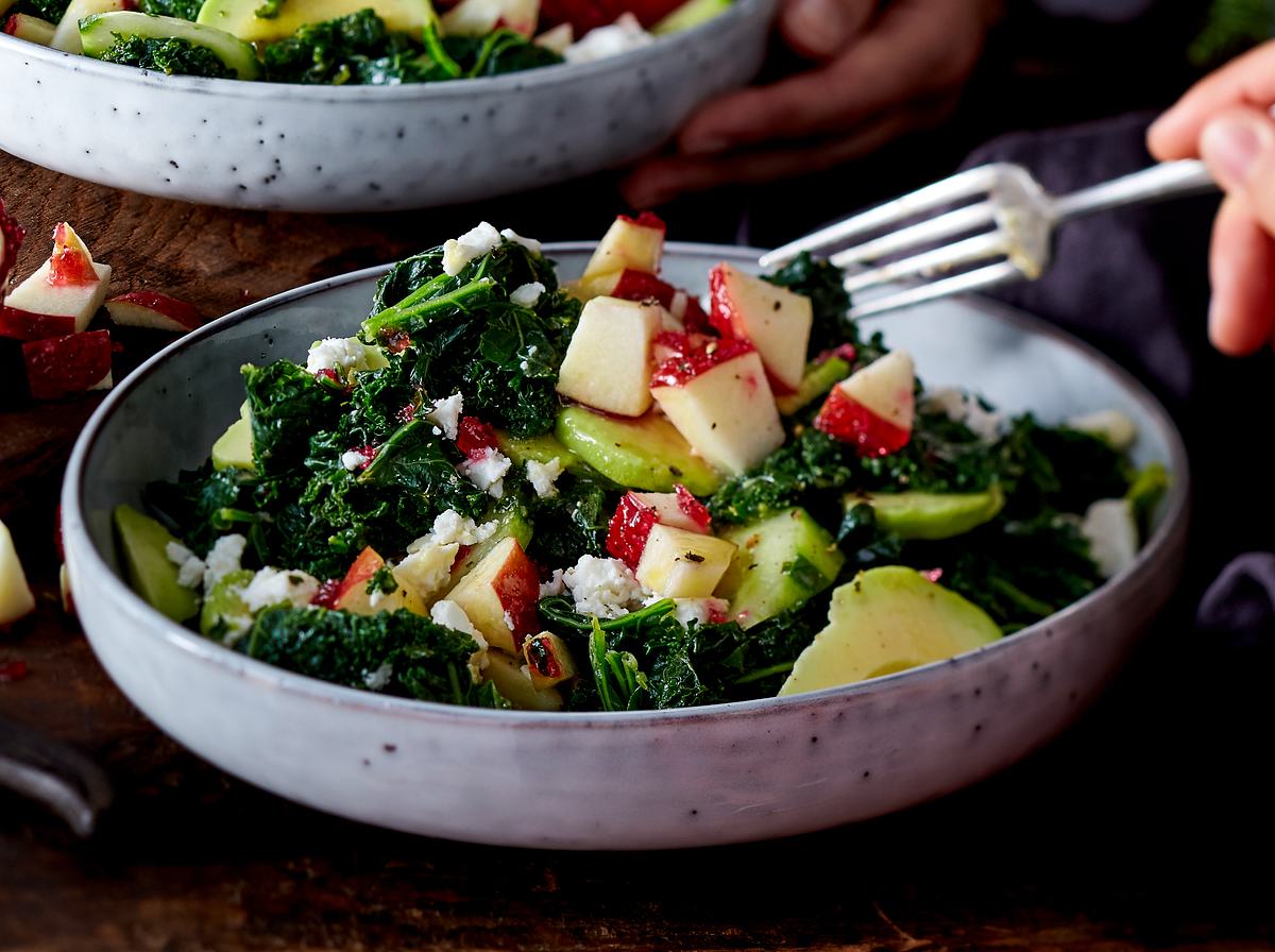 Grünkohlsalat mit Liebesapfel-Crunch und Feta