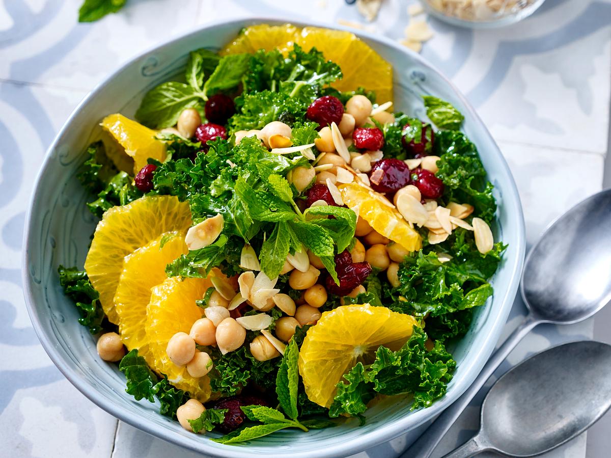 Grünkohlsalat mit Orangen, Kichererbsen, Mandeln und Cranberries 