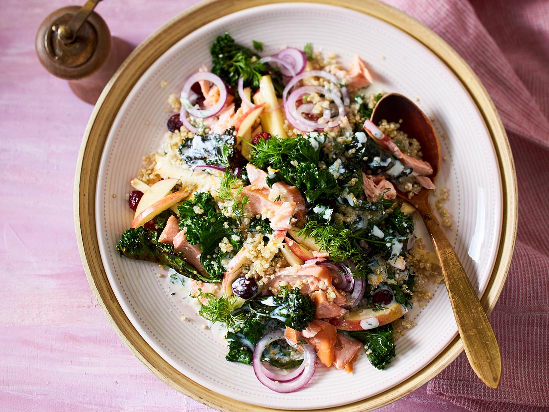 Grünkohlsalat mit Quinoa, roten Zwiebeln - Rezept mit Stremellachs Grünkohlsalat mit Quinoa, roten Zwiebeln - Rezept mit Stremellachs
